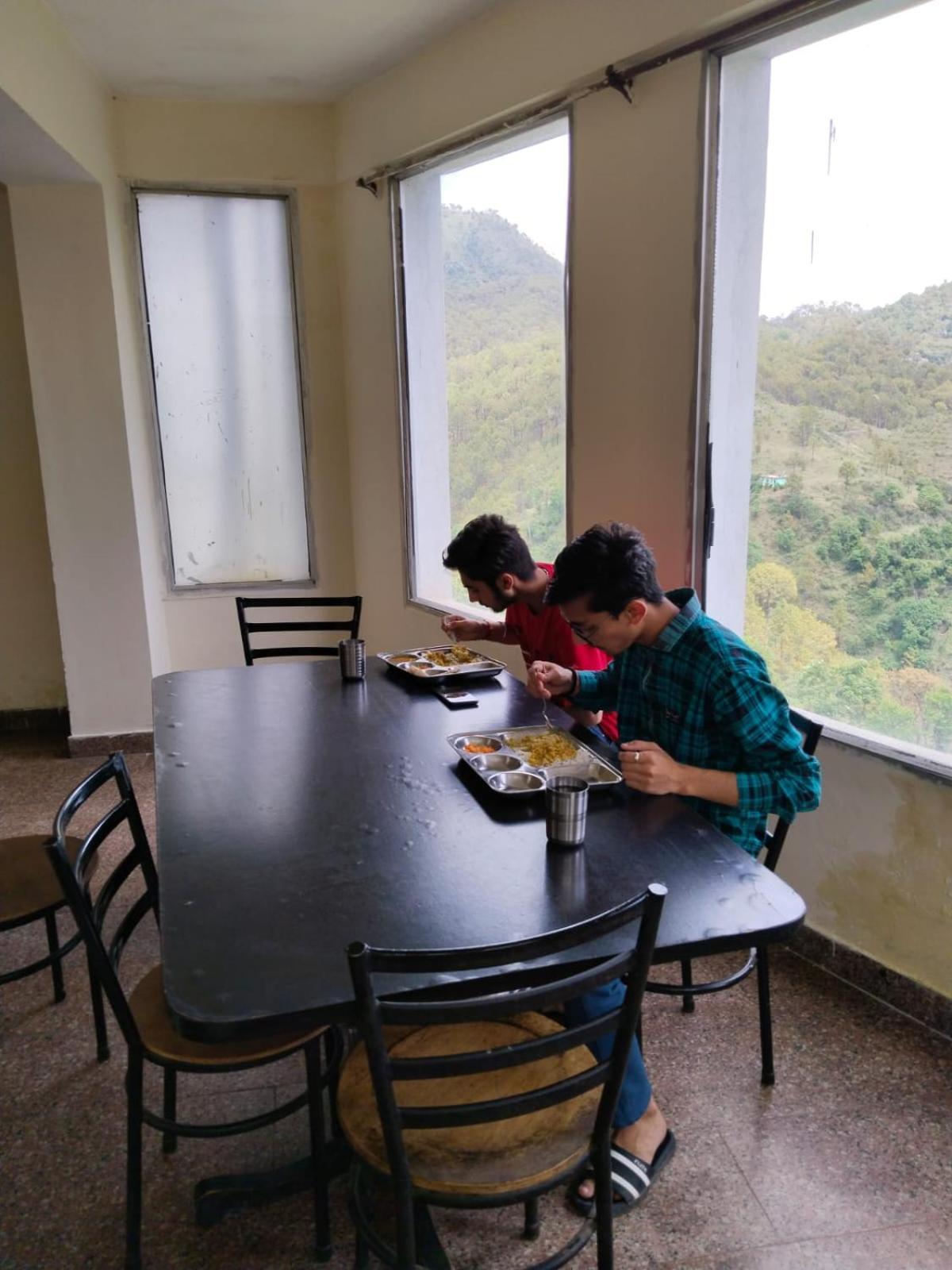 Abuzz Oxfordcaps Chanakya Hostel Solan Exterior photo